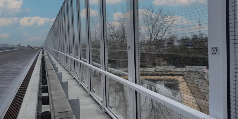 Transparente Lärmschutzelemente TRP 15/20 von AWK mit Aluminiumrahmen und Vogelschutz